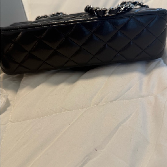 Chanel Classic Flap - Picture 5 of 17